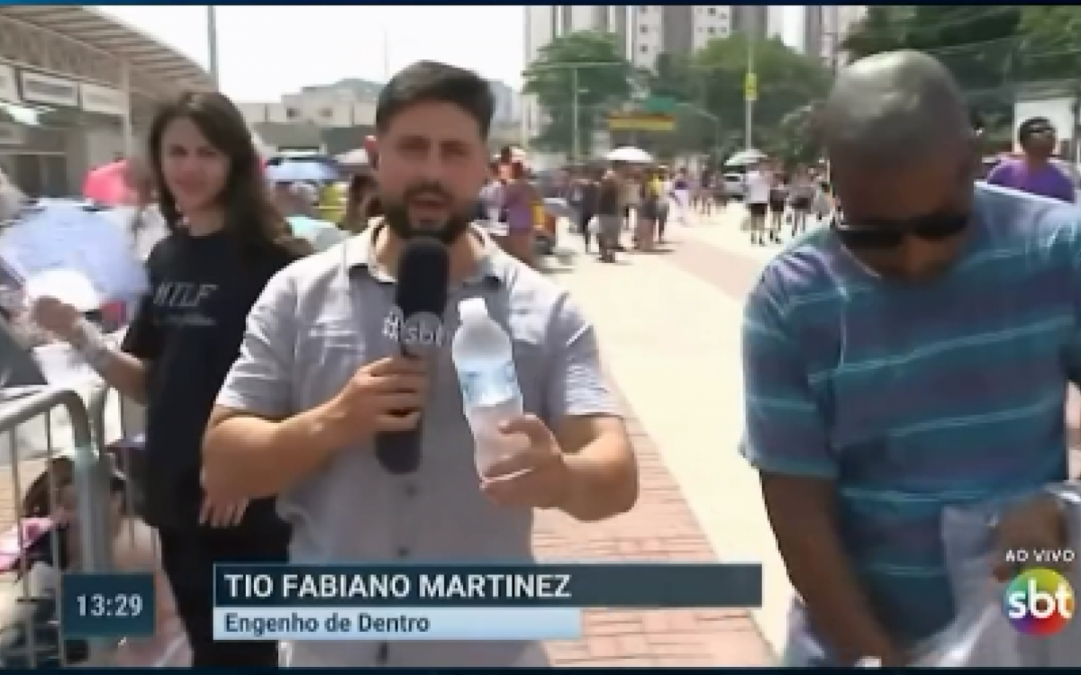 Repórter do SBT, Fabiano Martinez ganha água de ambulante  - Reprodução/SBT