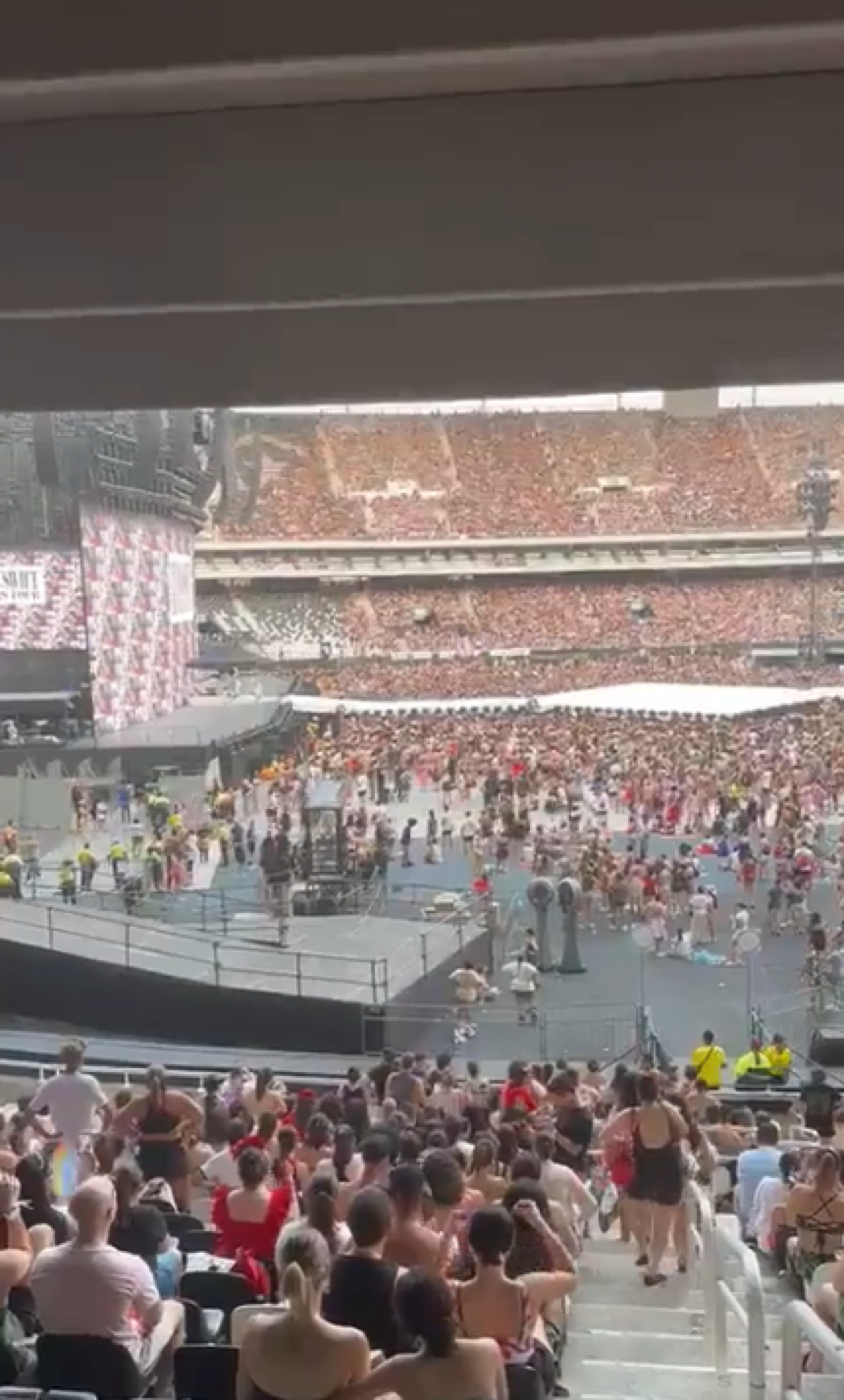 Fãs que já estavam no Engenhão esperando o começo do show de Taylor Swift - Reprodução/Twitter