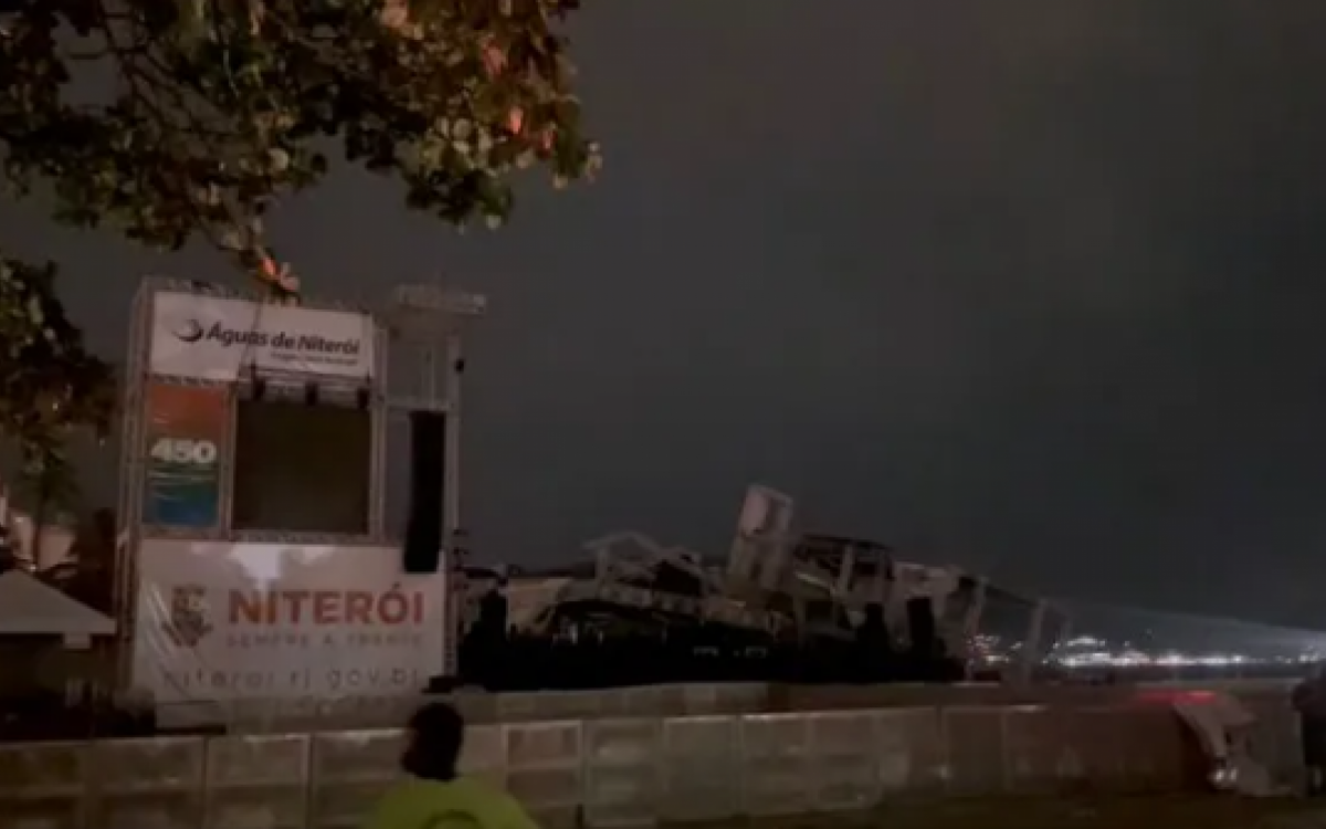 Palco em que a cantora Marisa Monte se apresentaria na Praia de Icaraí desabou