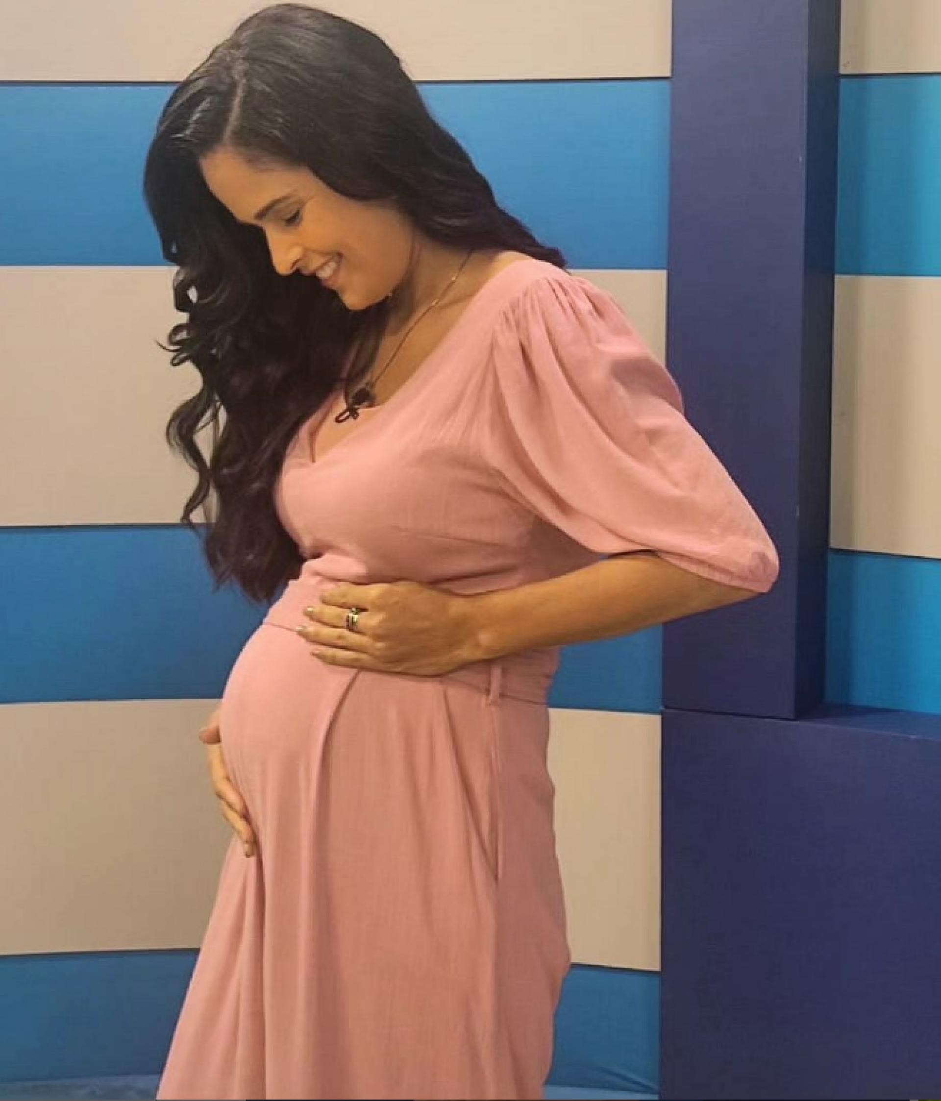 'Todo mundo já percebeu que eu não ando mais sozinha', escreveu Elaine Santos no dia 12 de outubro ao mostrar a barriga de grávida - Reprodução/Instagram
