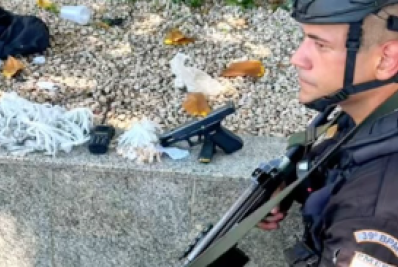 PM prende dois suspeitos com drogas, pistola e celulares em Belford Roxo