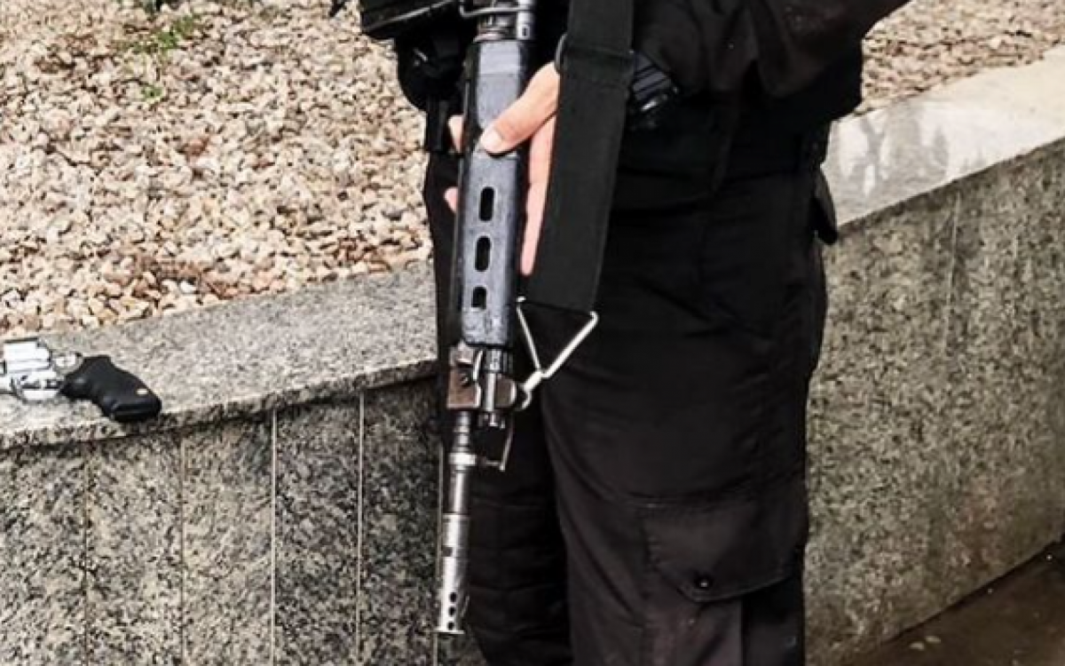 O revólver apreendido pelos policiais militares que estava com os presos