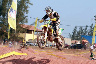 Estadual de Motocross reúne mais de 100 pilotos no Balneário de Atafona