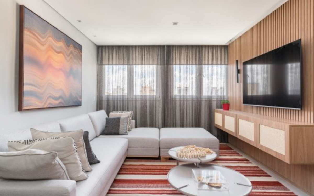 As mesas de centro e lateral podem ser encontradas em diferentes materiais (Imagem: Kadu Lopes | Projeto Spa&ccedil;o Interior)