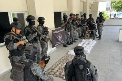 PM apreende grande quantidade de drogas no Jacarezinho