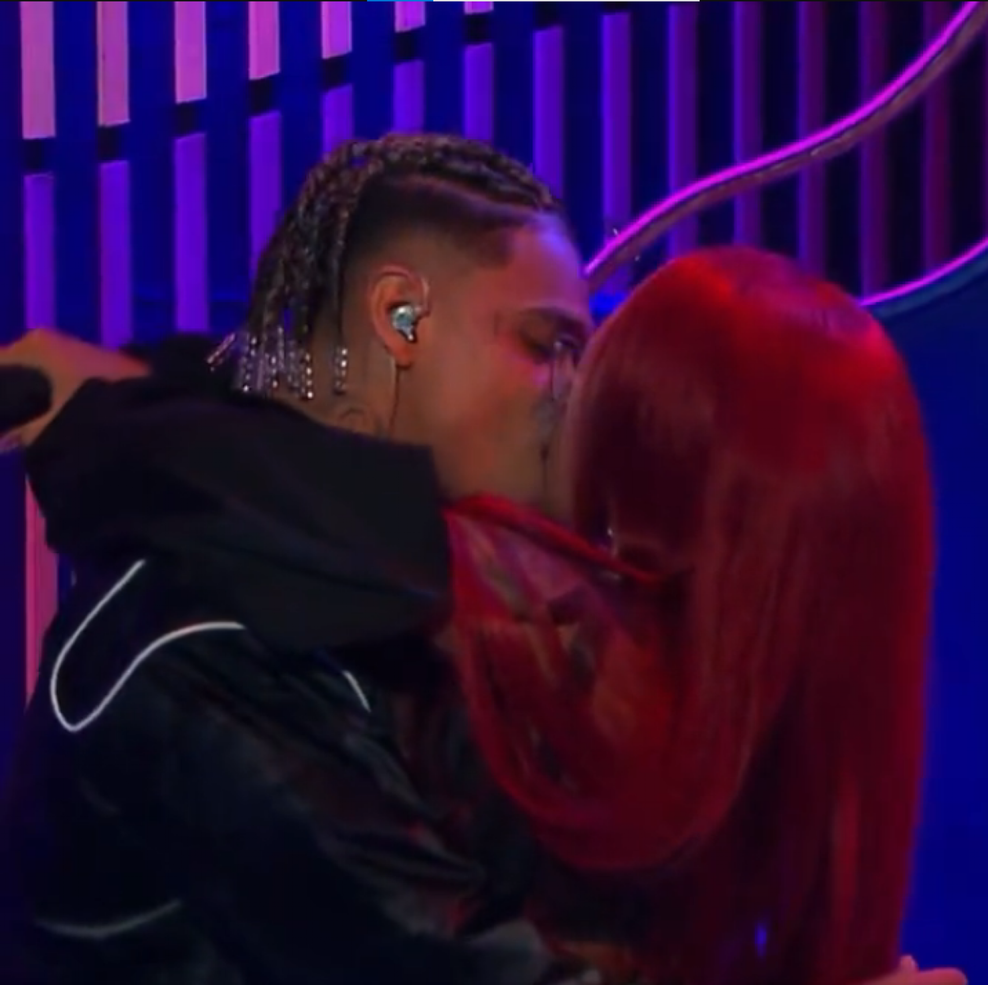 MC Cabelinho e Slipmami assumem romance ao vivo no 'TVZ' - Reprodução/Twitter