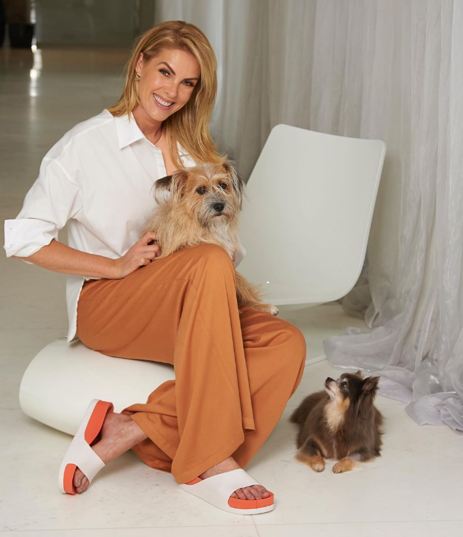 Ana Hickmann ao lado de seus dois cachorros - Reprodução / Instagram