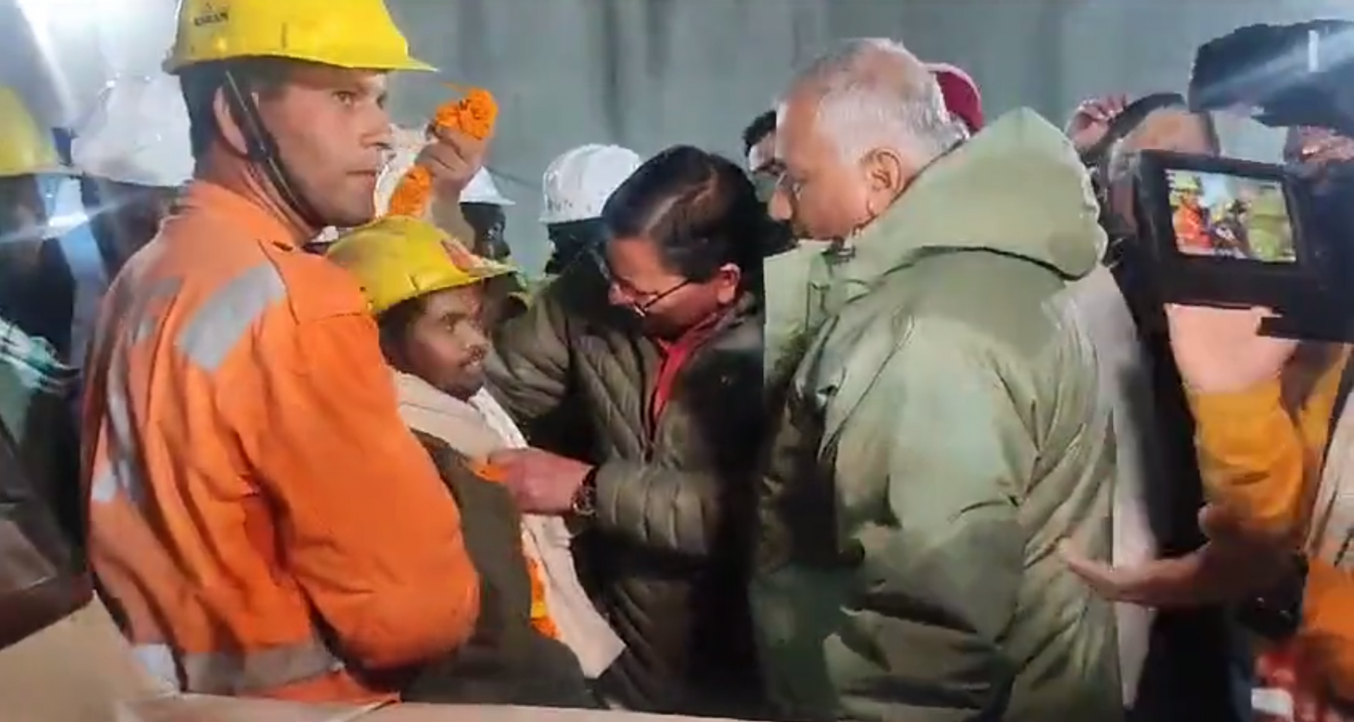 Trabalhador é recebido pelas equipes com flores - Foto:Reprodução/Internet