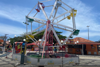 Moradores protestam contra instalação de parque na Praça do Moinho, em Cabo Frio