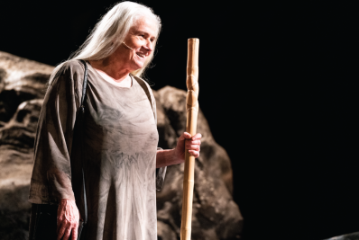 Vera Holtz retorna ao palco com Ficções no Teatro da UFF