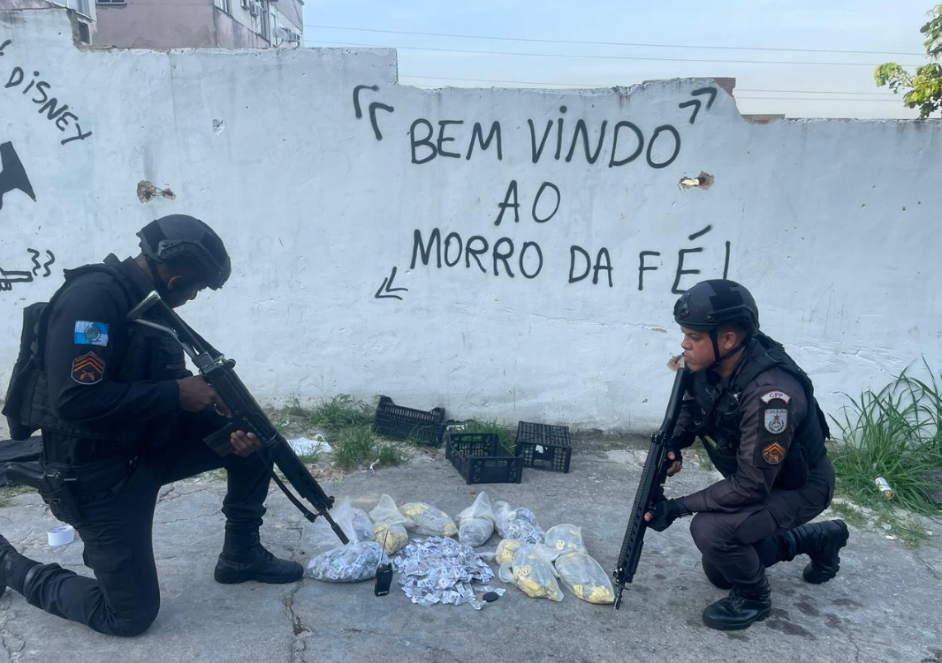 Material apreendido na comunidade Fé e Sereno, na Zona Norte - Divulgação / Polícia Militar
