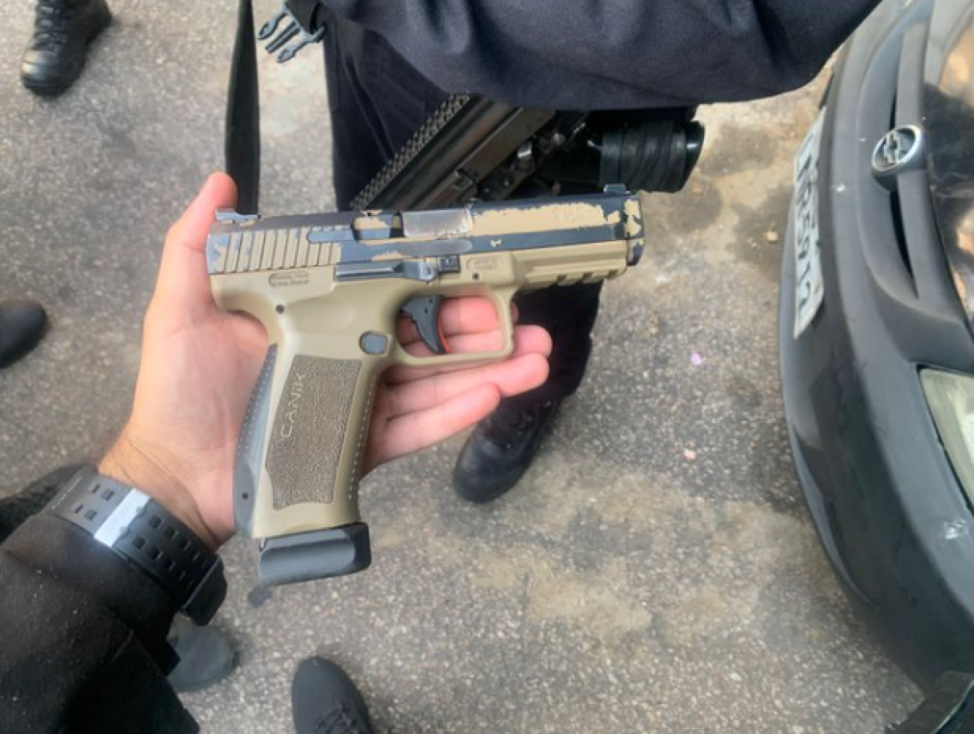 Pistola apreendida com um suspeito na comunidade do Trem - Divulgação / Polícia Militar