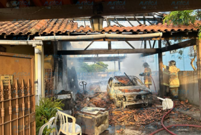 Casa é consumida pelo fogo em Maricá