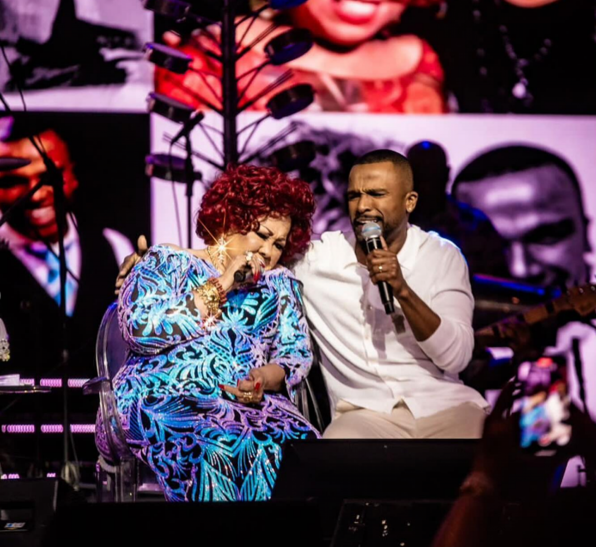 O cantor Alexandre Pires canta com Alcione em seu cruzeiro - Reprodução/Instagram