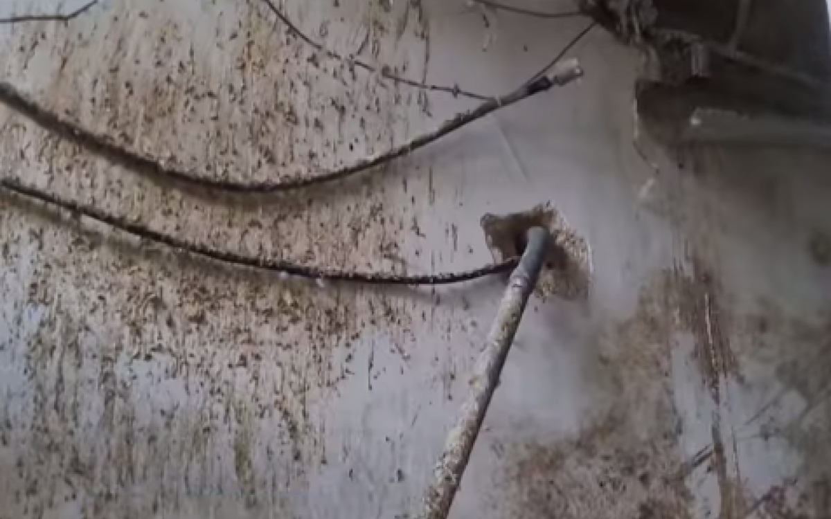 Paredes internas do hospital em condições precárias