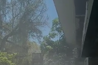 Fumaça em bueiro de rua movimentada assusta pedestres no Largo do Machado