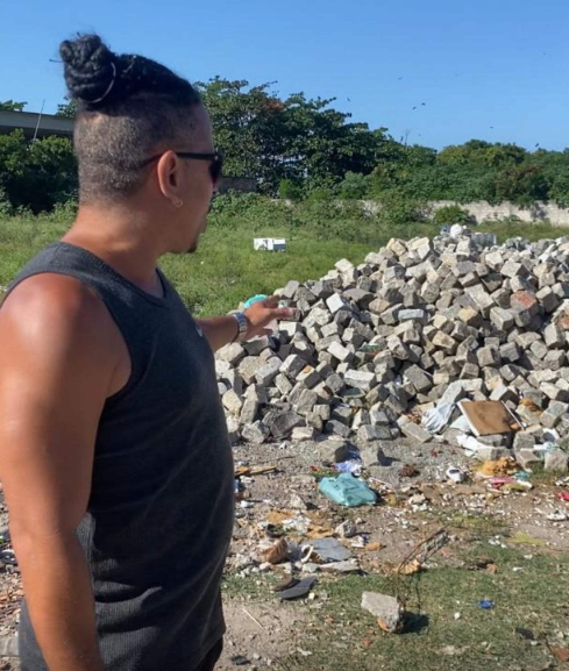 Morador mostrando entulhos 