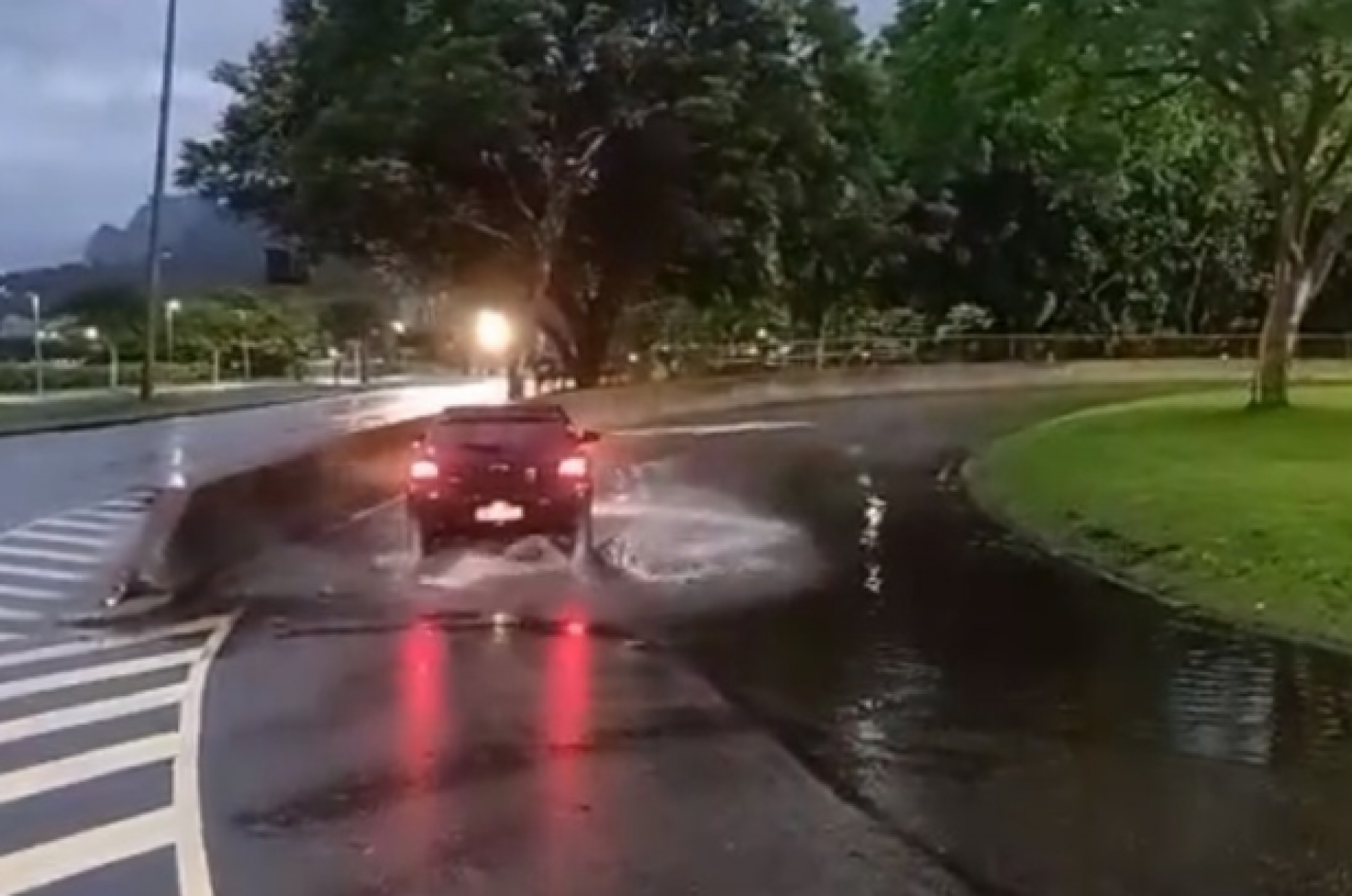 Bolsão d'água na Avenida Borges de Medeiros, na Lagoa - Divulgação / Centro de Operações
