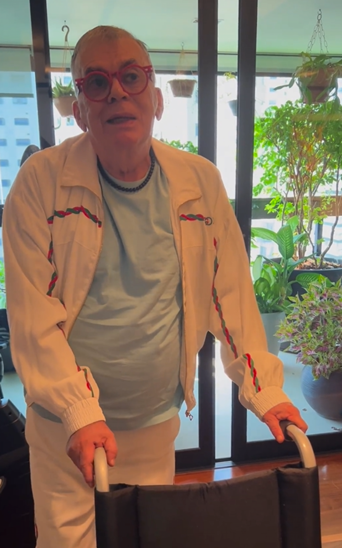 Walcyr Carrasco desabafo sobre preconceito após aparecer em cadeira de rodas - Reprodução/Instagram