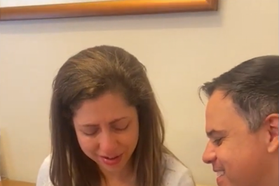 Gestante cega se emociona ao sentir rosto da filha em impressão 3D após fazer ultrassom