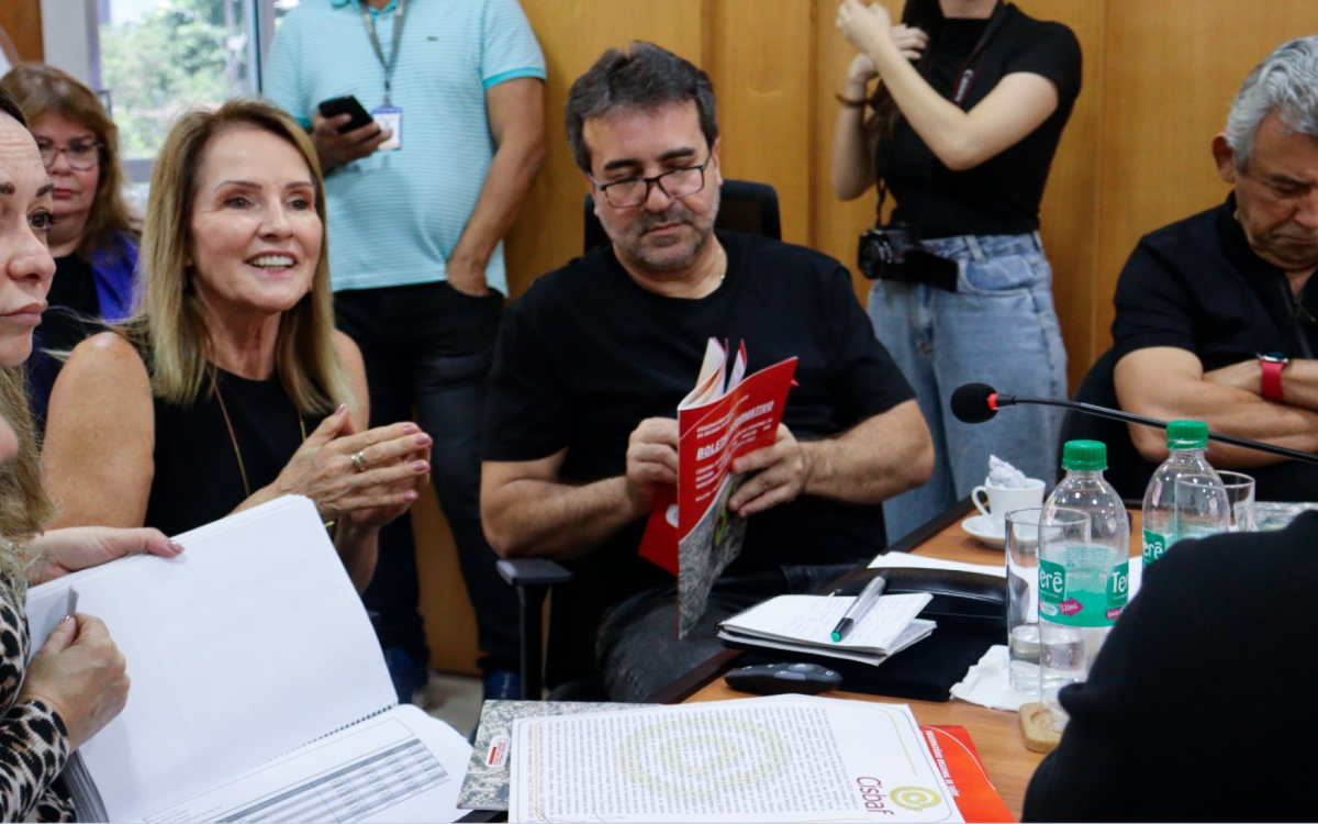 A secretária executiva, Dra. Rosangela Bello, ao lado do presidente do Cisbaf e prefeito de Mesquita, Jorge Miranda