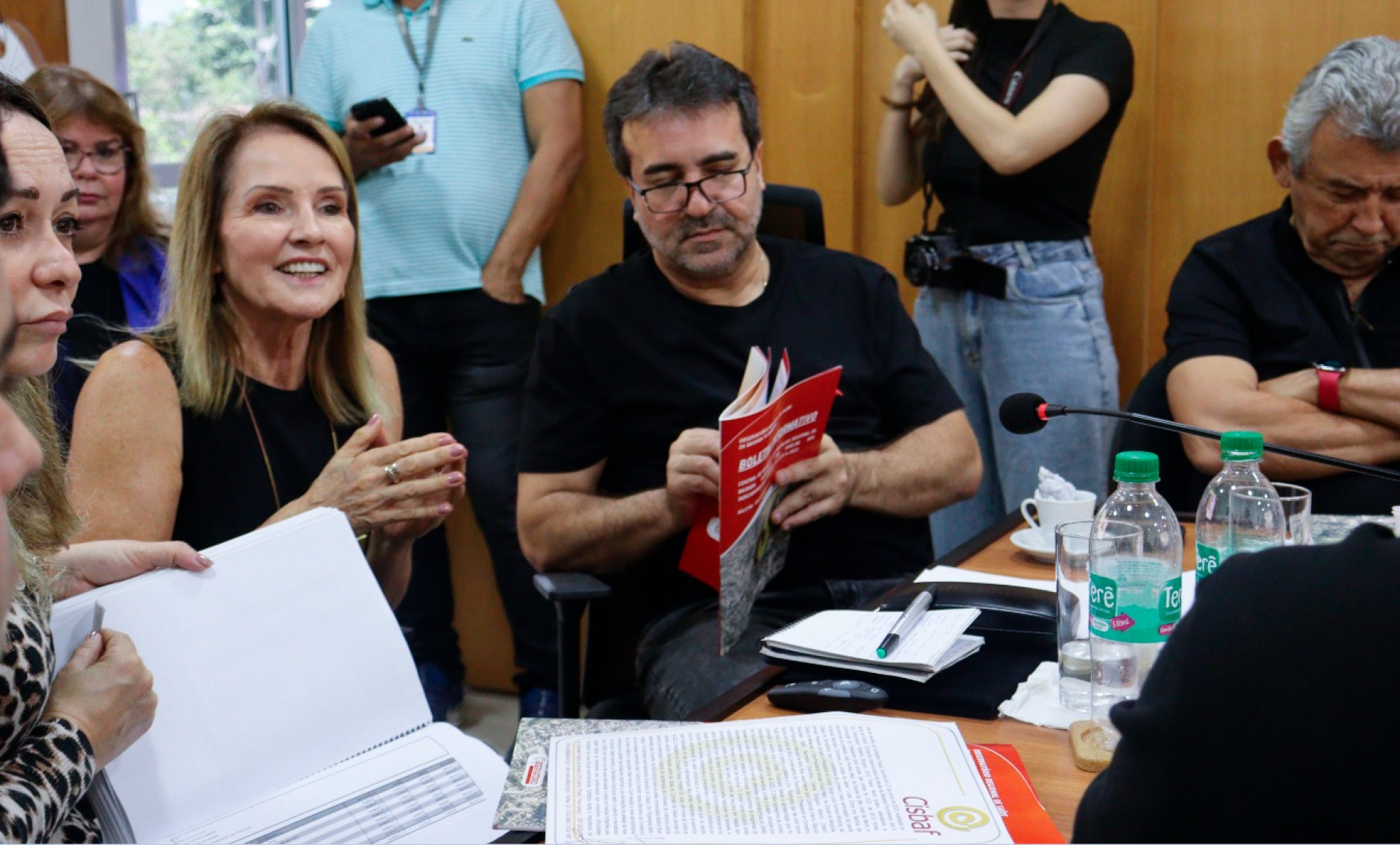 A secret&aacute;ria executiva, Dra. Rosangela Bello, ao lado do presidente do Cisbaf e prefeito de Mesquita, Jorge Miranda - Divulga&ccedil;&atilde;o / Cisbaf