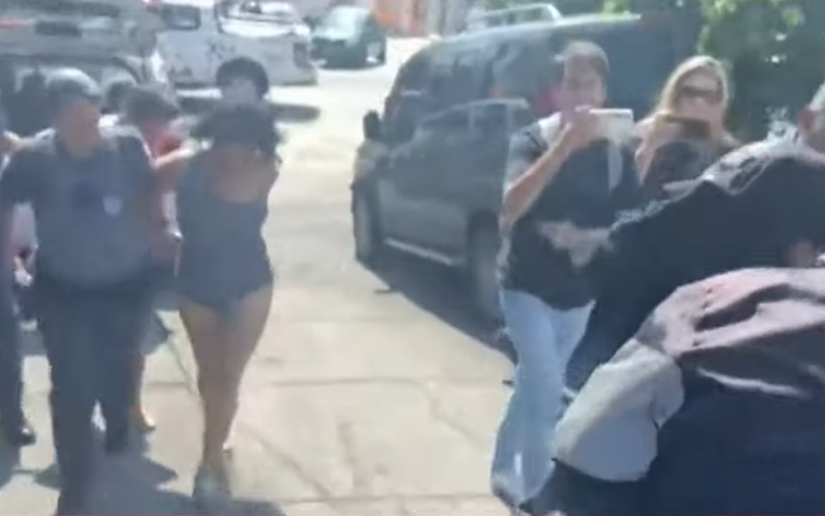 Policiais conduzem suspeitos de sequestrarem ex-jogador