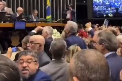 Deputado Federal Washington Quaquá dá tapa no rosto de parlamentar durante sessão no congresso