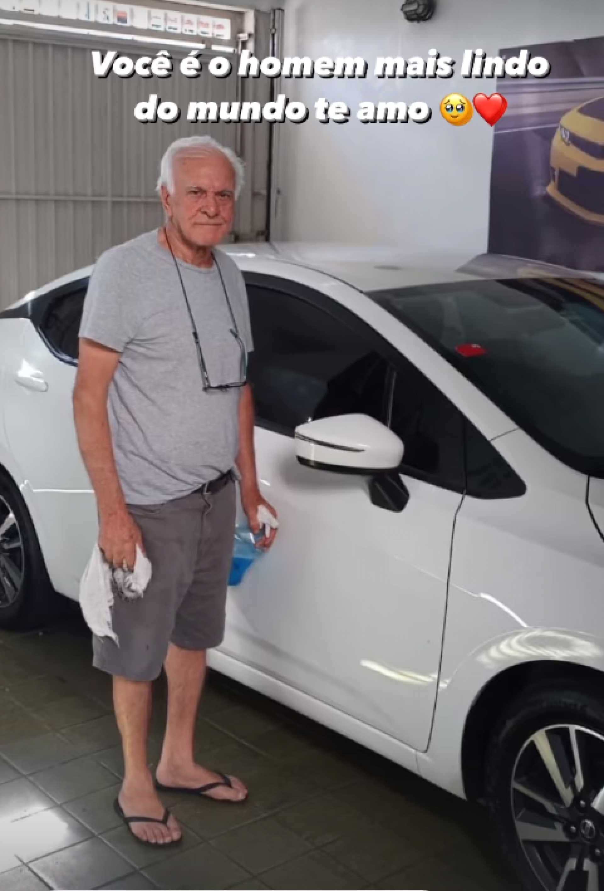 Avô de MC Daniel junto ao carro novo - Reprodução / Instagram