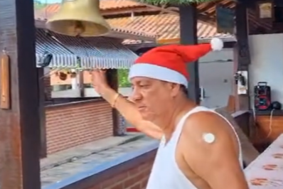 Zeca Pagodinho compartilha distribuição de presentes de Natal em Xerém