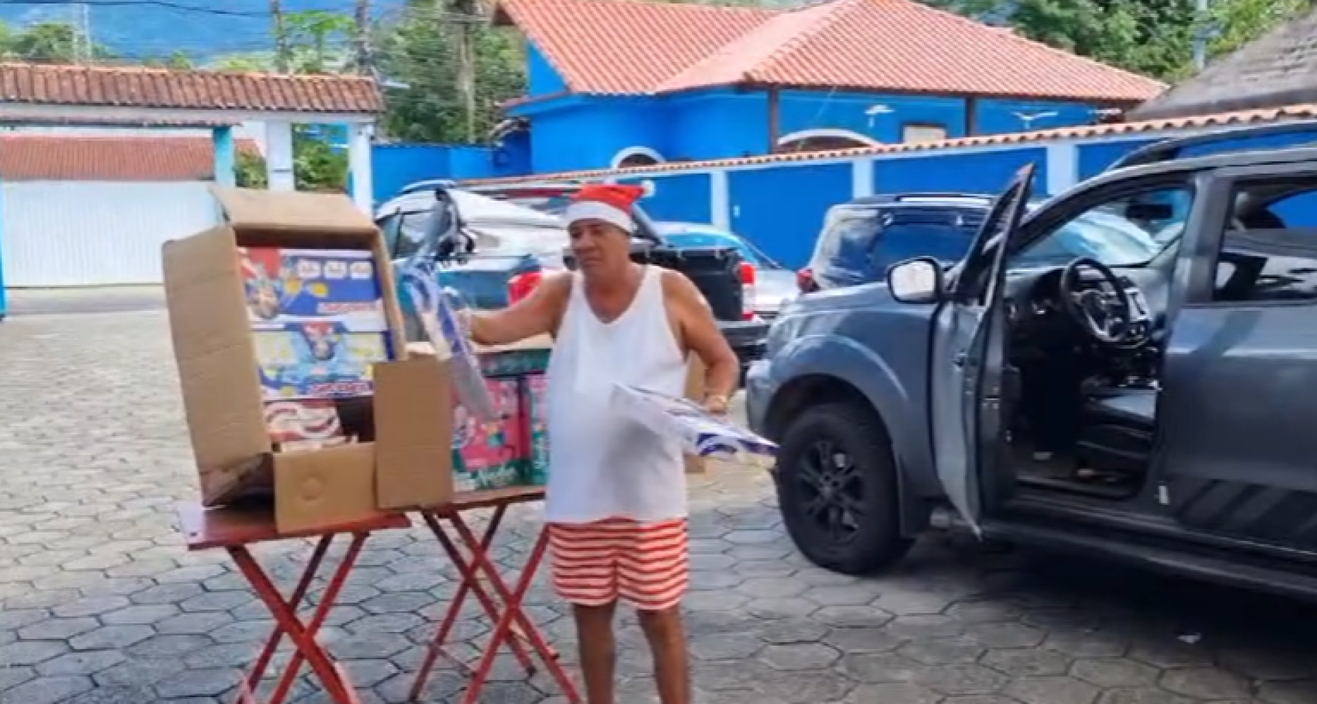 Zeca Pagodinho distribui presentes de Natal em Xerém - Reprodução / Instagram