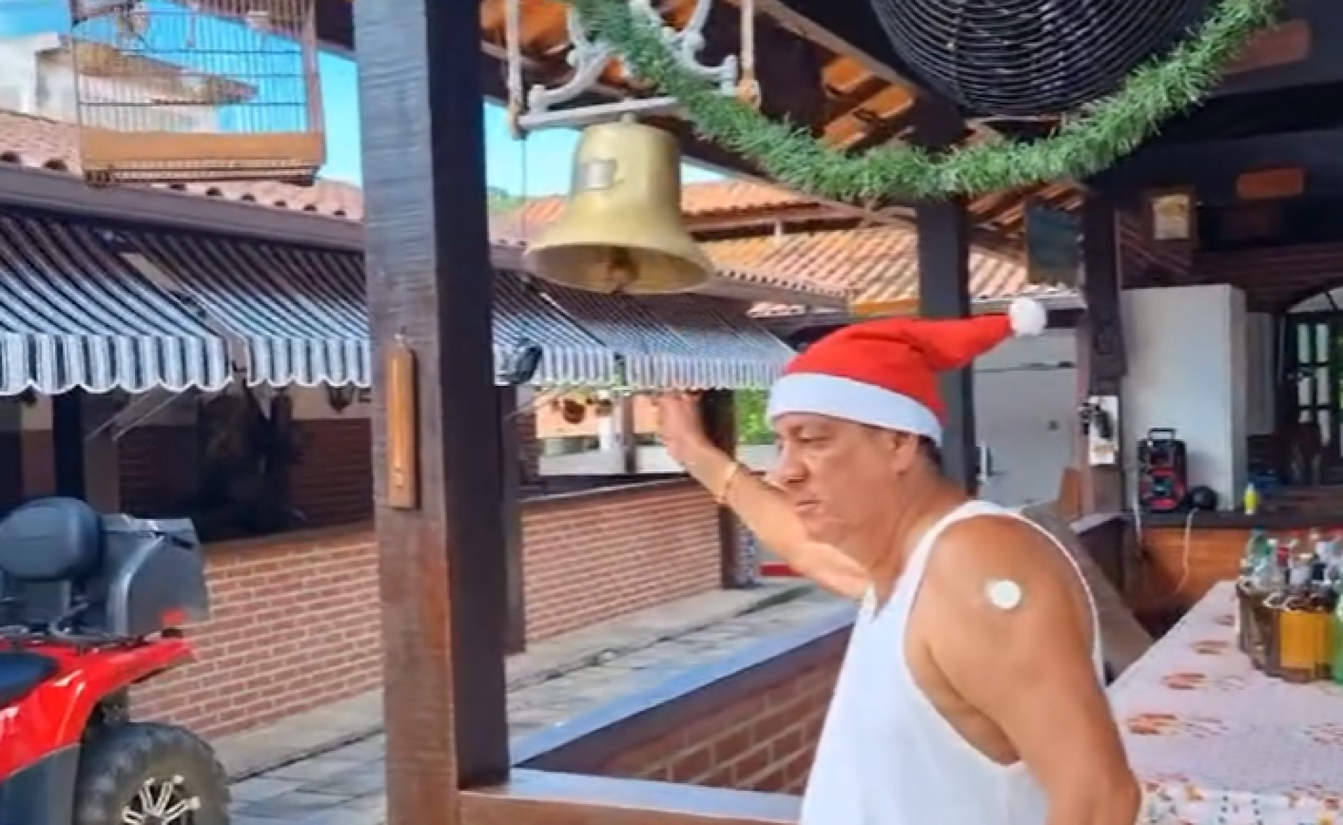 Zeca Pagodinho distribui presentes de Natal em Xerém - Reprodução / Instagram