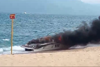 Vídeo: Lancha pega fogo em Caraguatatuba, no litoral norte de SP; duas pessoas são hospitalizadas