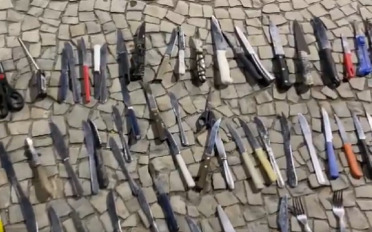 Facas apreendidas em ponto de revista da Polícia Militar