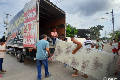 Famílias atingidas por fortes chuvas e vendaval recebem auxílio do governo municipal