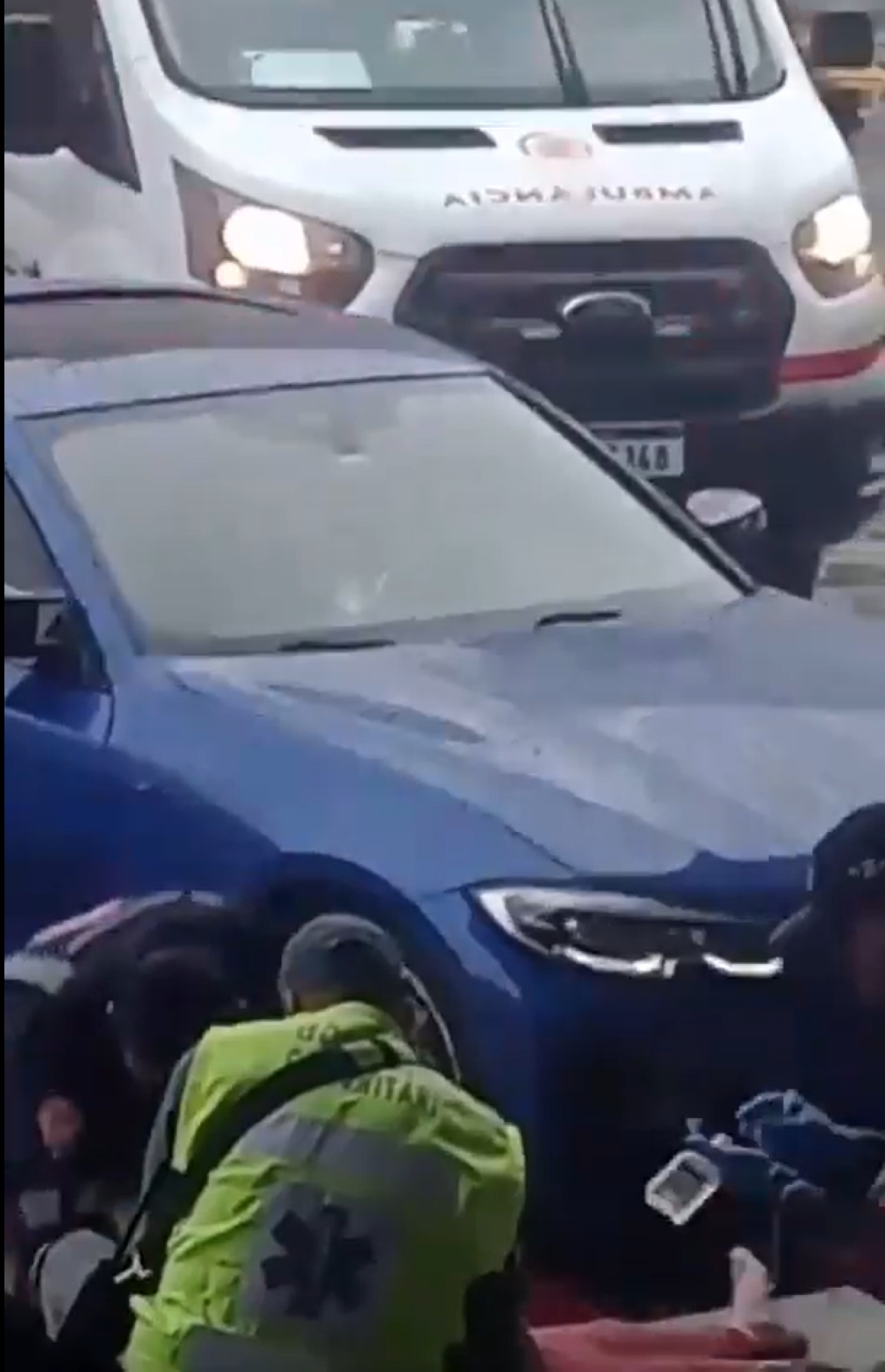 Atendimento aos jovens intoxicados em carro - Foto: Reprodução/Redes Sociais