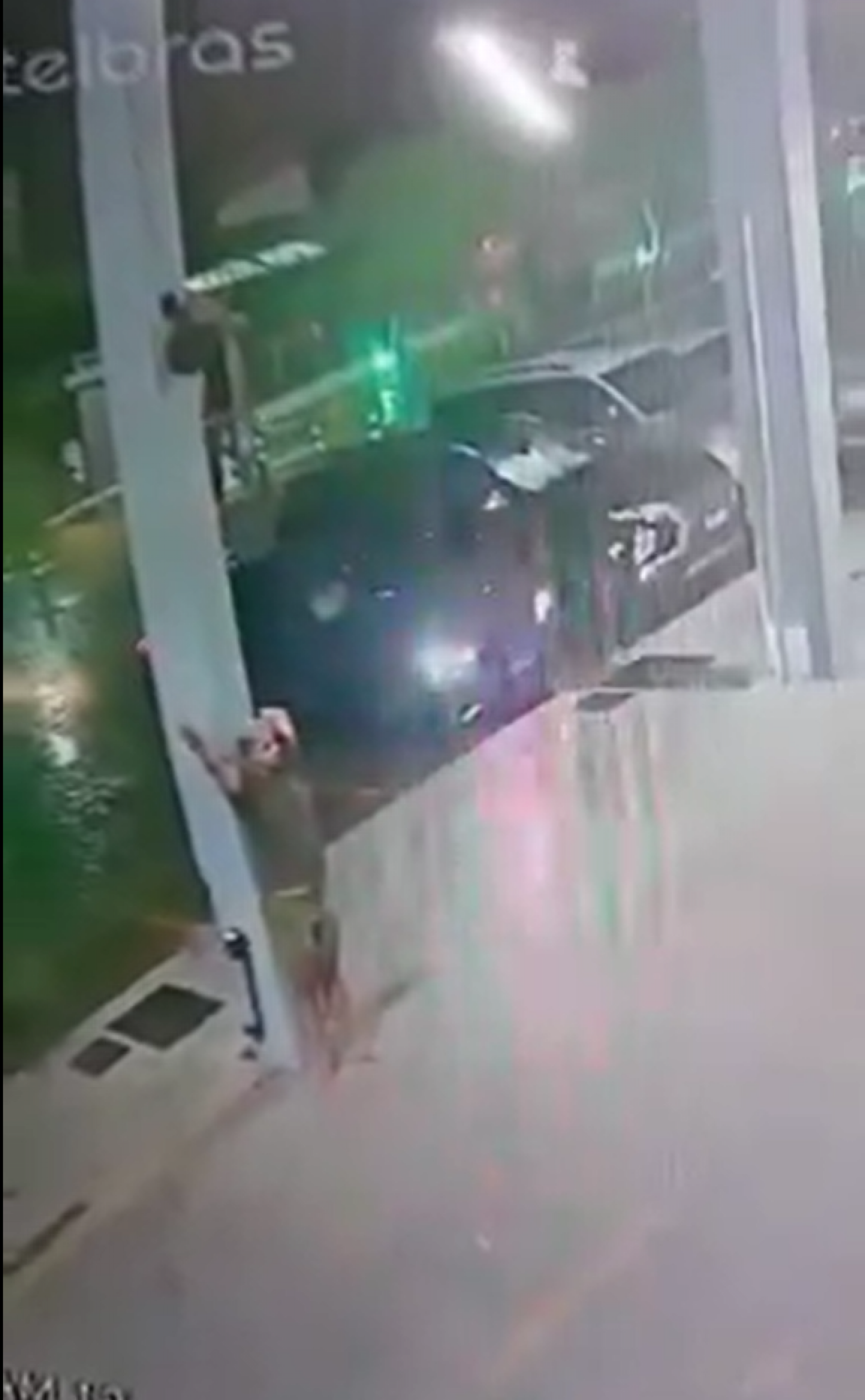 Gustavo Pereira Silveira Elias, 24 anos, parece buscar ar apoiado em pilastra - Foto: Reprodução/Internet