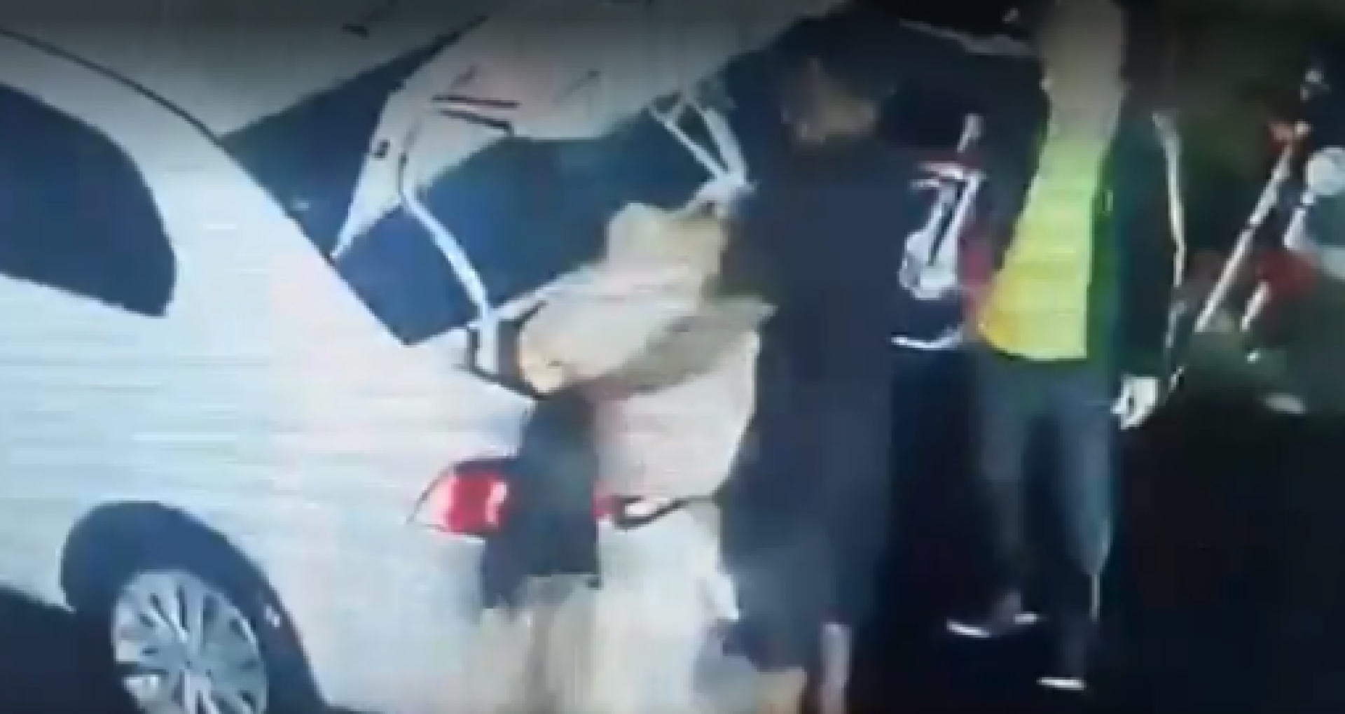 Suspeito coloca o corpo de  Bruna Letycia dentro do bagageiro de um carro de aplicativo - Reprodução