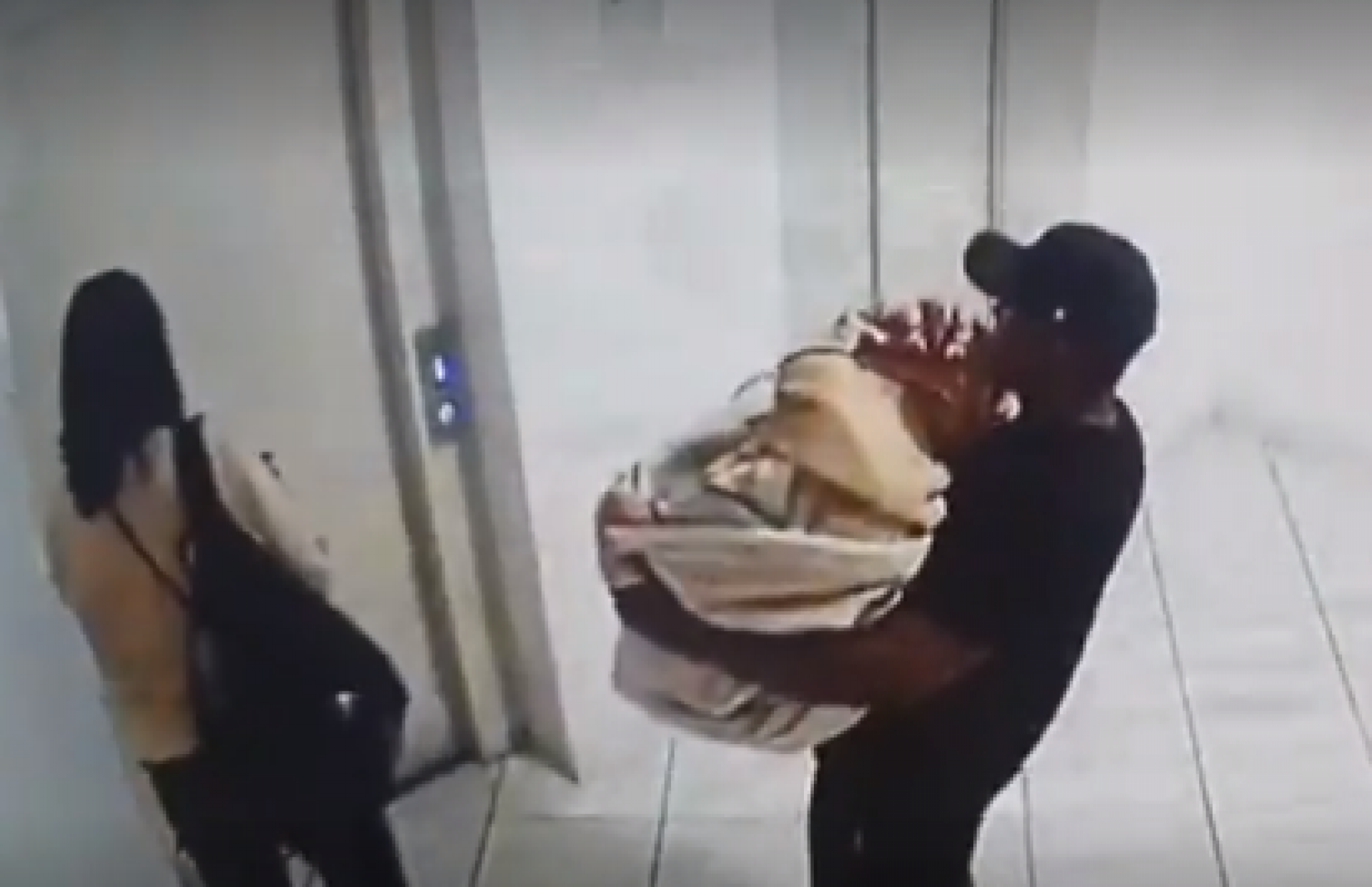 Casal espera o elevador com o corpo de Bruna Letycia dentro de uma mala - Reprodução