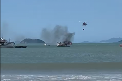 Barco pega fogo em praia de Florianópolis, 2ª caso no estado em 2 dias