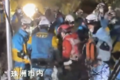 Vídeo: polícia retira mulher de 90 anos com vida após cinco dias presa sob destroços no Japão