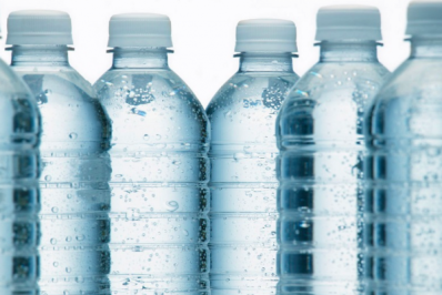 Água engarrafada contém centenas de milhares de pequenos fragmentos de plástico, diz estudo