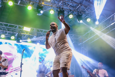 Sambista Arlindinho abre programação de shows do verão 