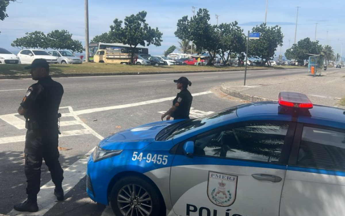 Policialmente reforçado na Barra da Tijuca na manhã desta sexta-feira (12)