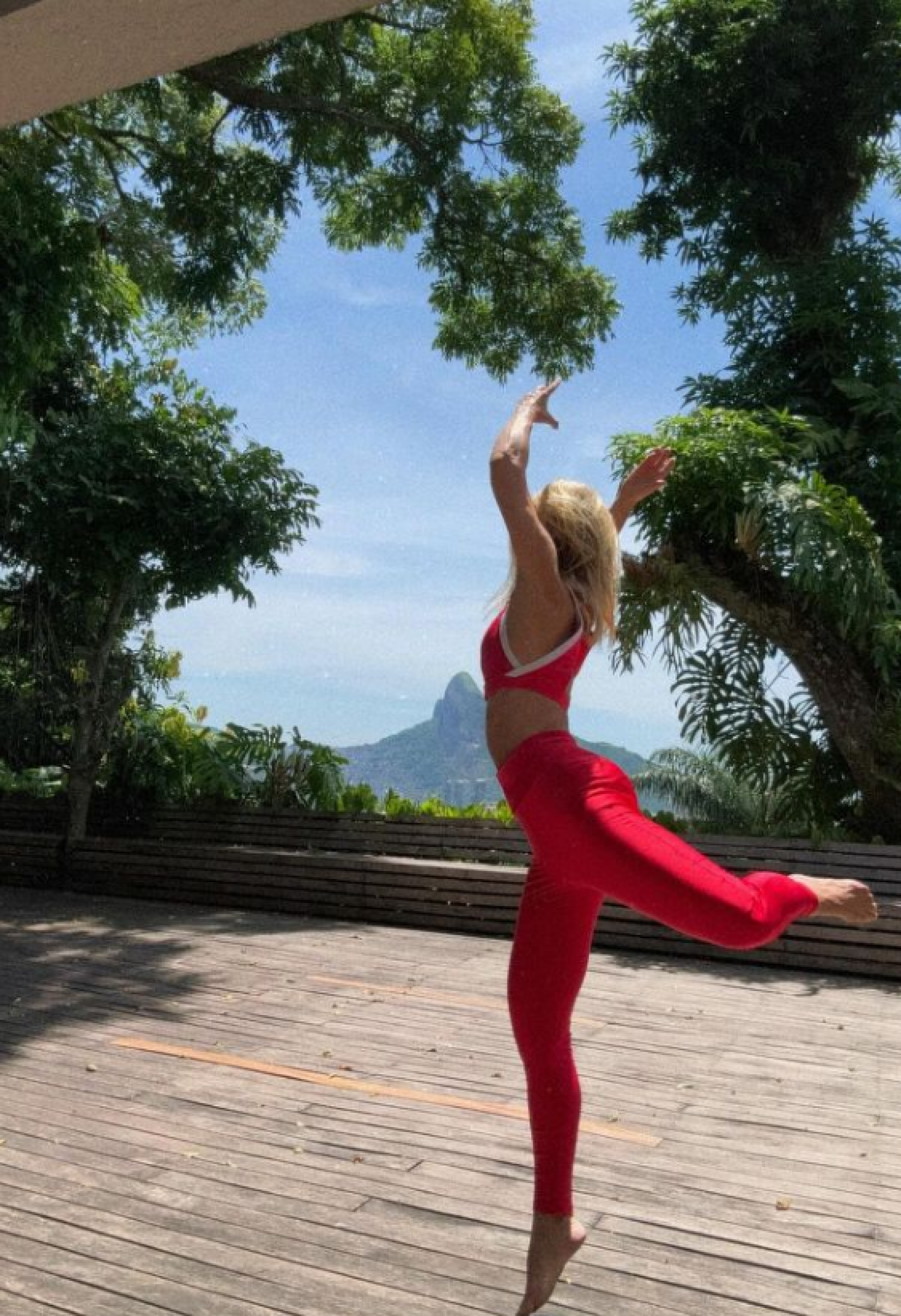 Carolina Dieckmann mostra flexibilidade e conquista elogios dos fãs - Reprodução / Instagram