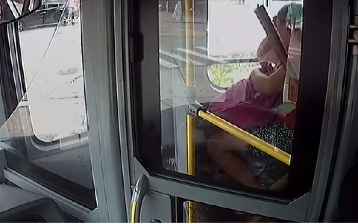 Homem ameaça motorista de BRT com bastão de madeira - Seop 