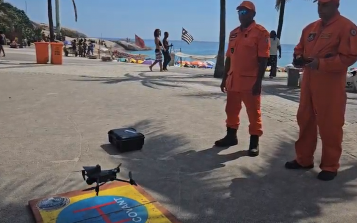Corpo de Bombeiros do Rio inicia operação com drones com alto-falante para evitar afogamentos no mar - Ângela Góes / CBMERJ