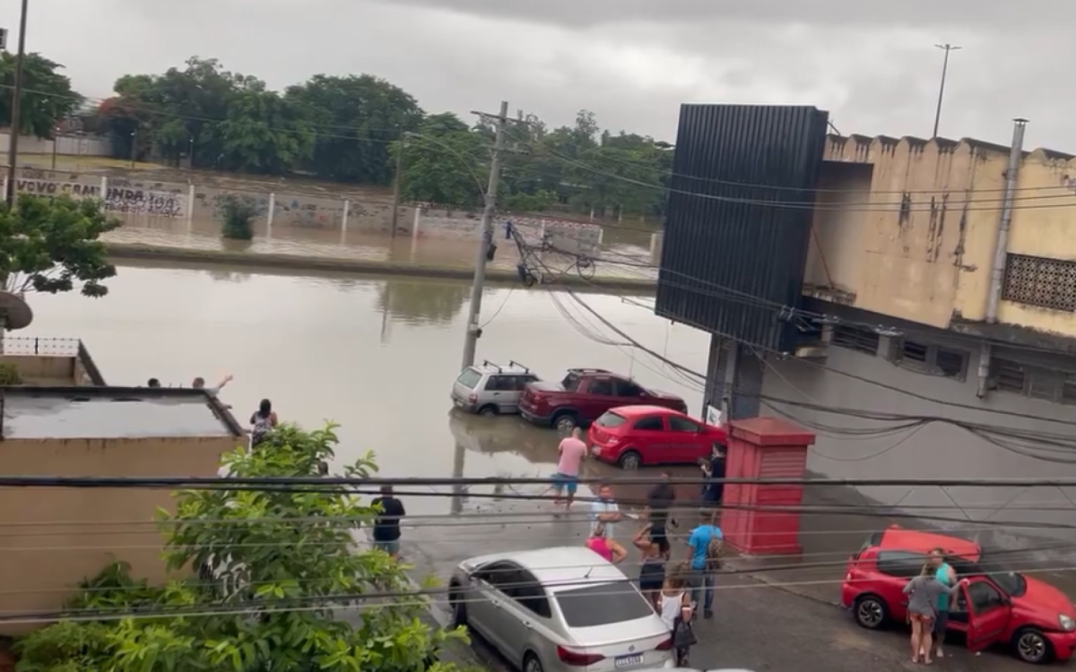 Avenida Brasil alagada na manhã deste domingo (14)