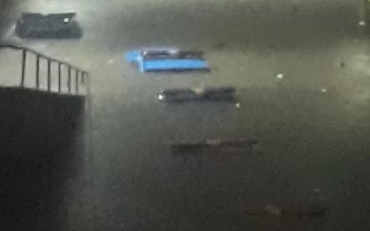 Viaturas submersas no estacionamento do 9° BPM (Rocha Miranda)