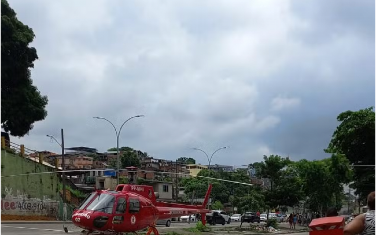 Mulher cai de um carro em movimento em Duque de Caxias - Reprodução